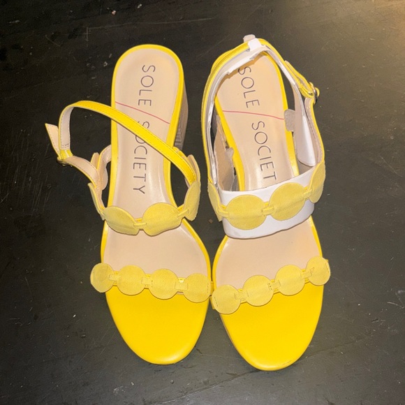 NWOT Sole Society Yellow Scalloped Strap Block Heel Sandals Size 9 - Picture 2 of 5